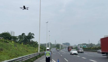 外卖小哥硬闯南宁快速路被无人机“抓包”，竟大呼“小题大做”！网友：这是用生命送餐？