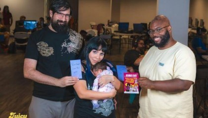 国外一女子带婴参加《真人快打》锦标赛 勇夺冠军