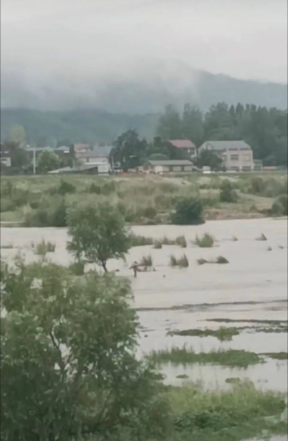上游泄洪致下游突涨水,多名钓鱼者被困河中;湖北谷城警方:救起30余人,1人不幸溺亡