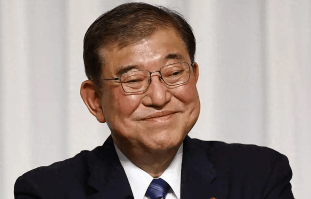 日本签了，无条件对美“投降”，石破茂关键时刻扛不住了，直接选择下台