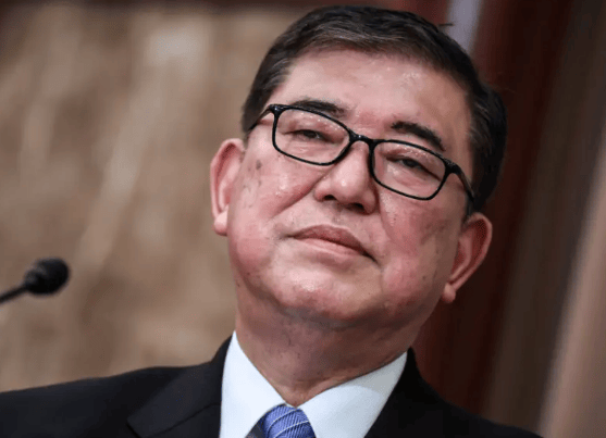 日本签了，无条件对美“投降”，石破茂关键时刻扛不住了，直接选择下台
