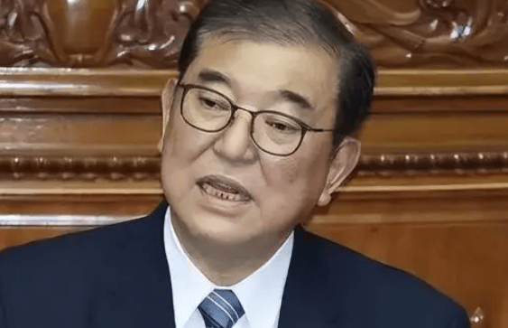 日本签了，无条件对美“投降”，石破茂关键时刻扛不住了，直接选择下台