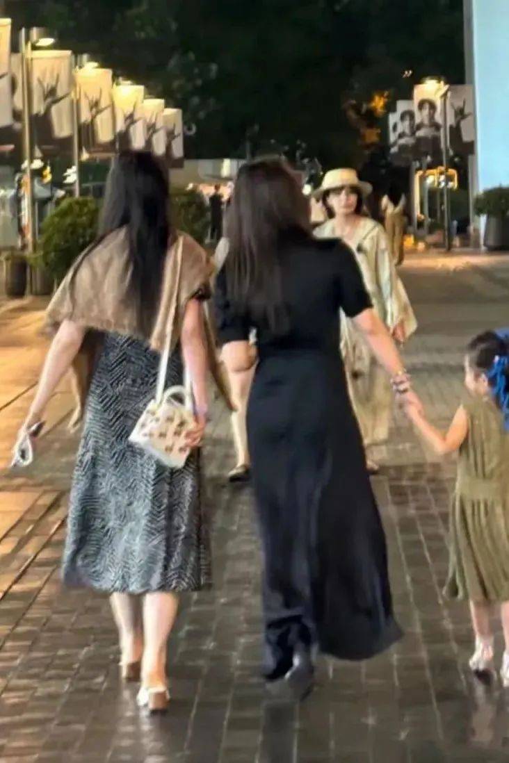 穿裙子的朱珠刘亦菲，《玫瑰的故事》最强售后
