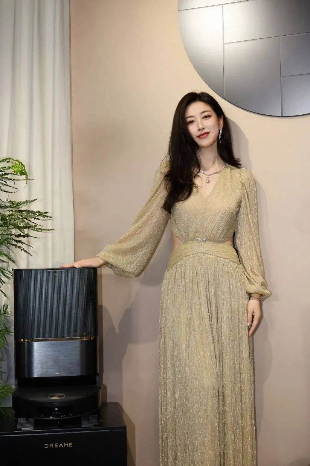穿裙子的朱珠刘亦菲，《玫瑰的故事》最强售后