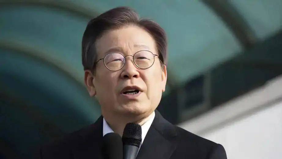 野心暴露无疑！九三阅兵前夕，第一个公然拒绝出席的总统出现，正式通告全球，降格对待中国