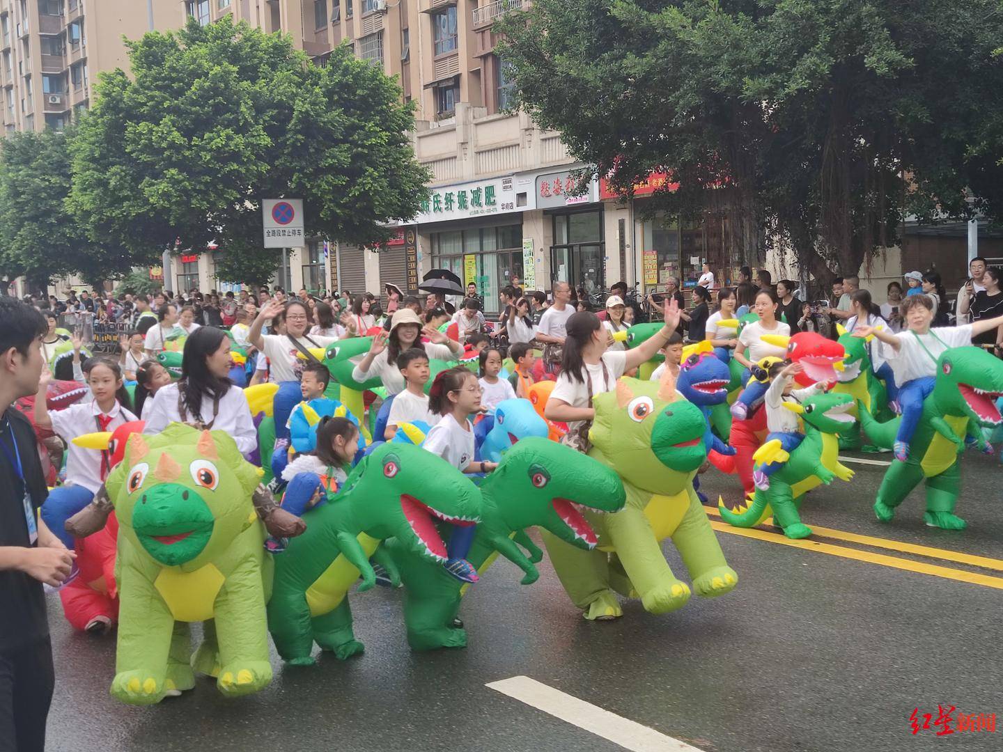 快看，恐龙出没！四川自贡举行“史前派对 恐龙大巡游”，10月3日还有一场