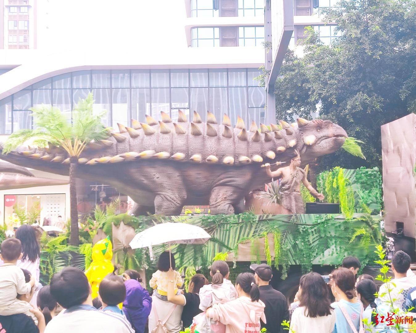 快看，恐龙出没！四川自贡举行“史前派对 恐龙大巡游”，10月3日还有一场