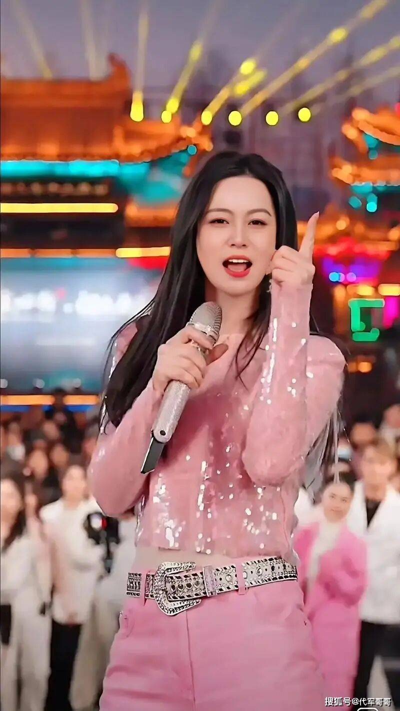 网红圈的残酷真相,在42岁唐艺身上展现得淋漓尽致,她经历了什么?