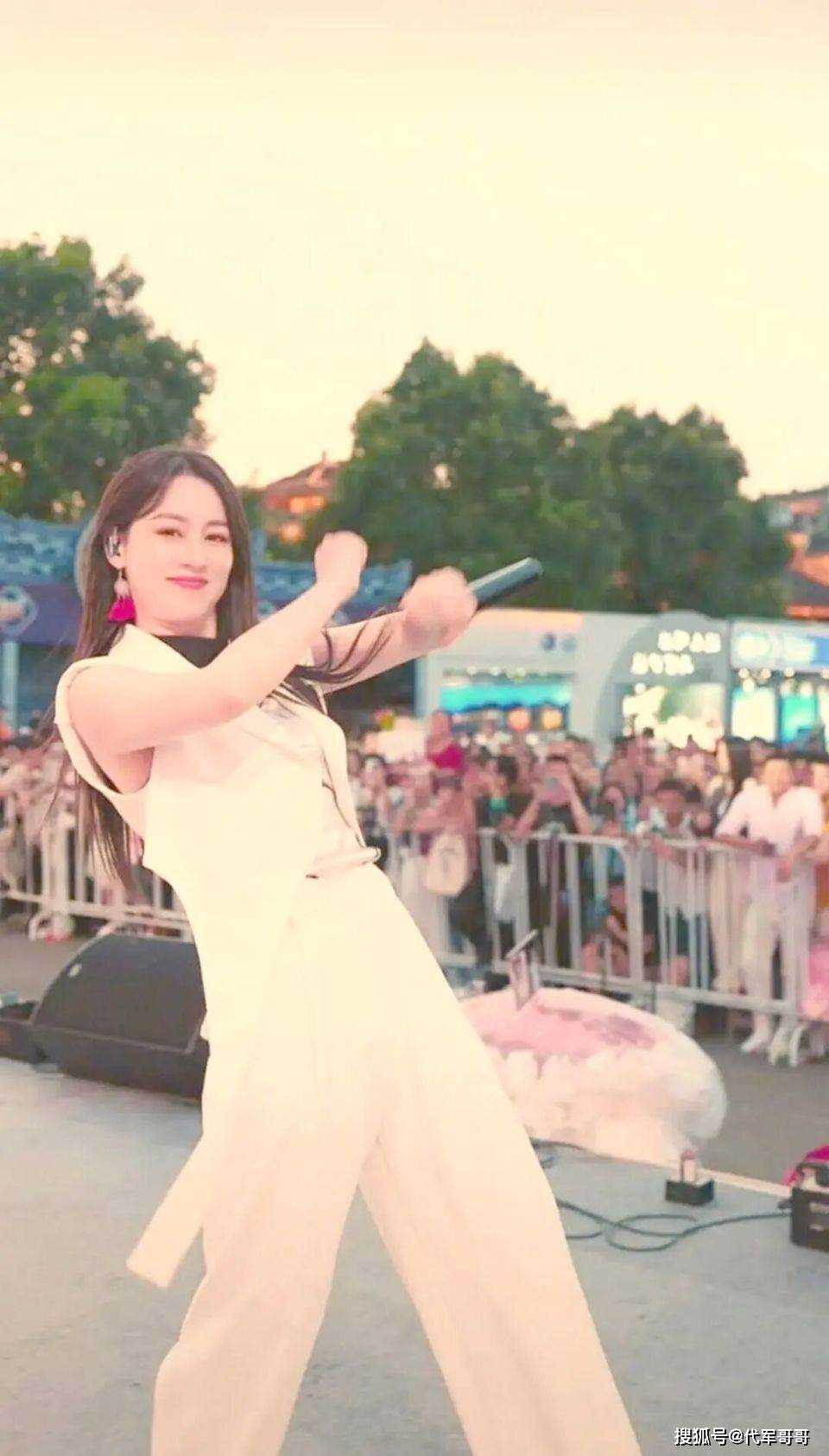 网红圈的残酷真相,在42岁唐艺身上展现得淋漓尽致,她经历了什么?